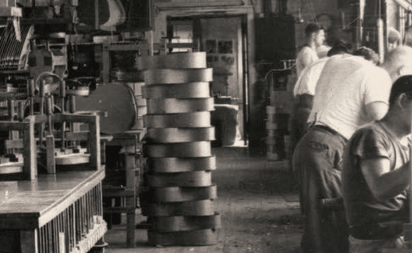 people making guitar