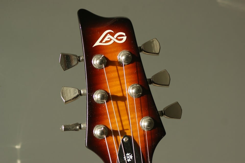 closer look at the head of the guitar