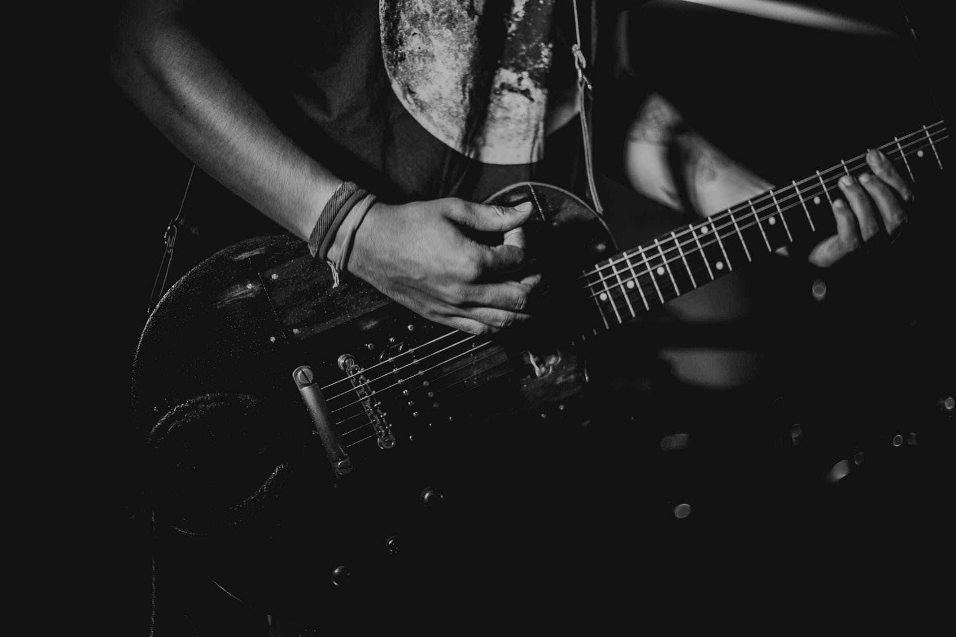 proper way of strumming a guitar