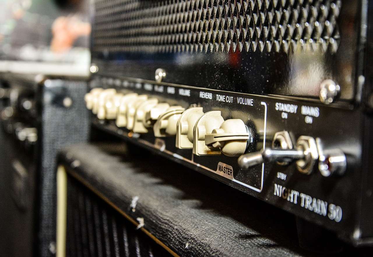 guitar amplifier with sound and volume controls